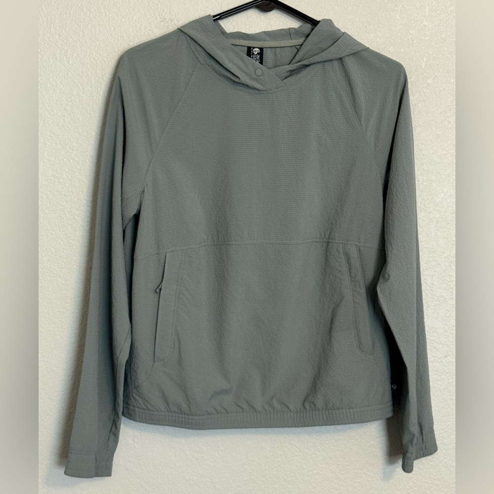 Mountain Hardwear Lightweight Breathable Hooded Long Sleeve with Zip Pockets